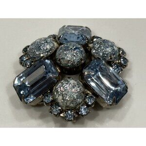 VINTAGE 1950S 1.75" DOMED BLUE RHINESTONE CONFETTI LUCITE RHODIUM PIN BROOCH EU